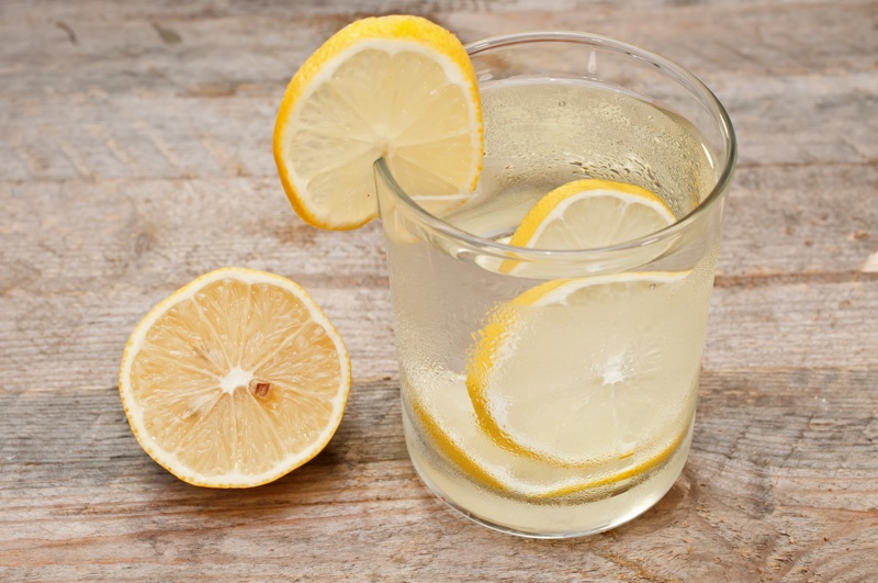 الماء الدافىء مع الليمون