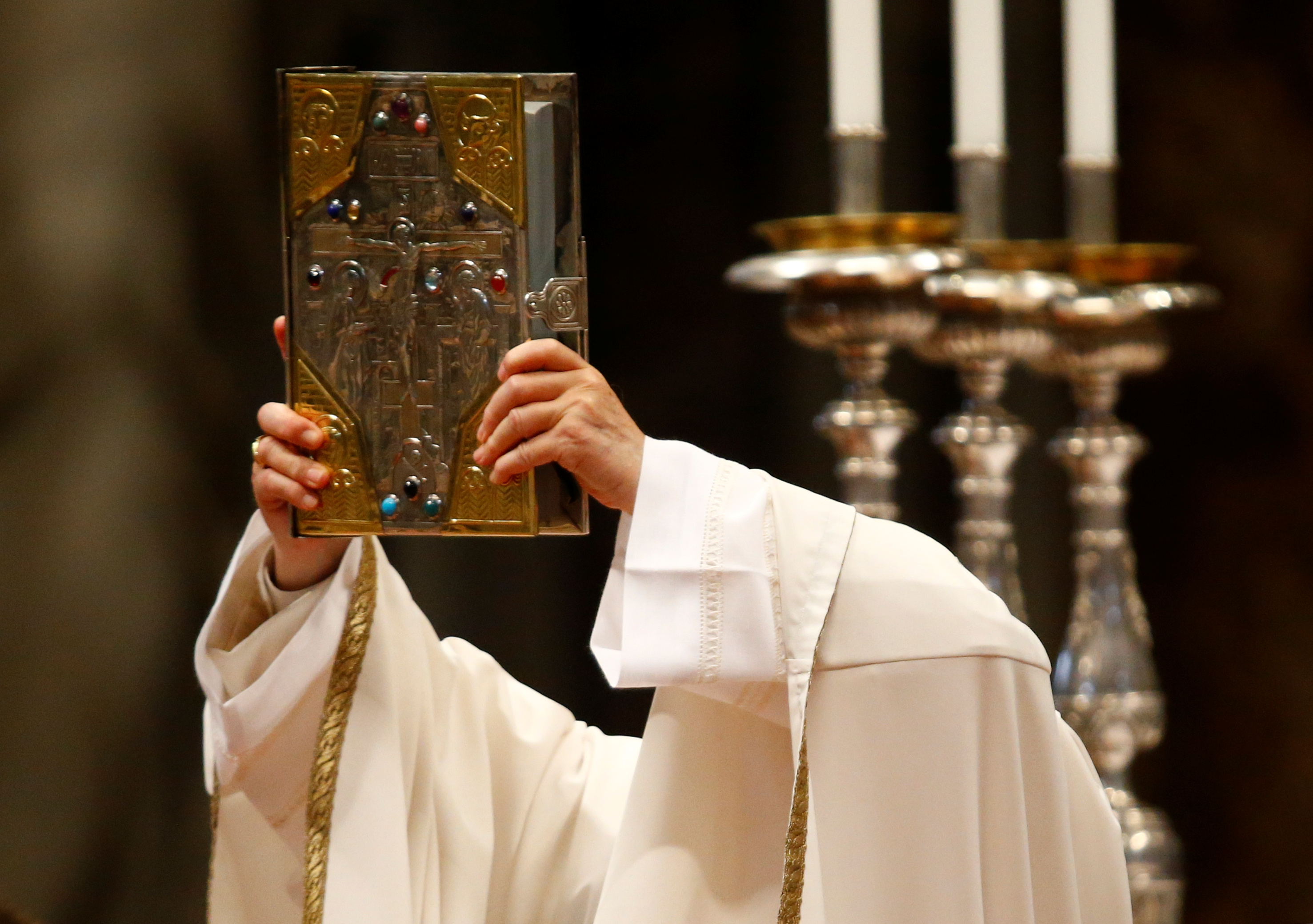 البابا فرانسيس يرفع الكتاب المقدس