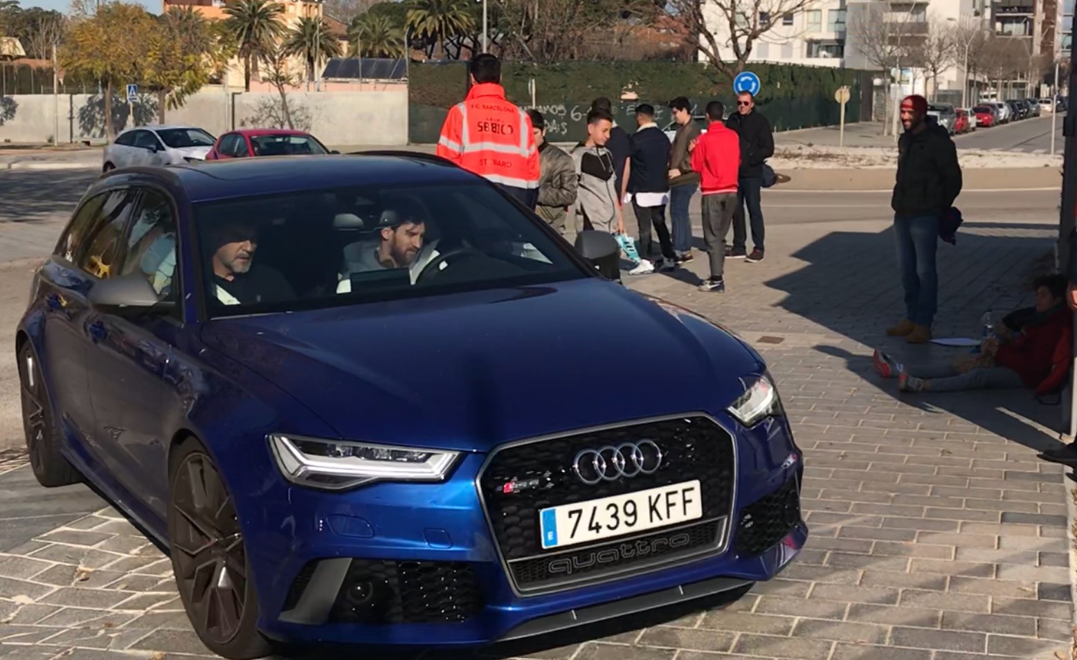 ميسي يعود إلى مقر برشلونة ميسي يعود إلى مقر برشلونة