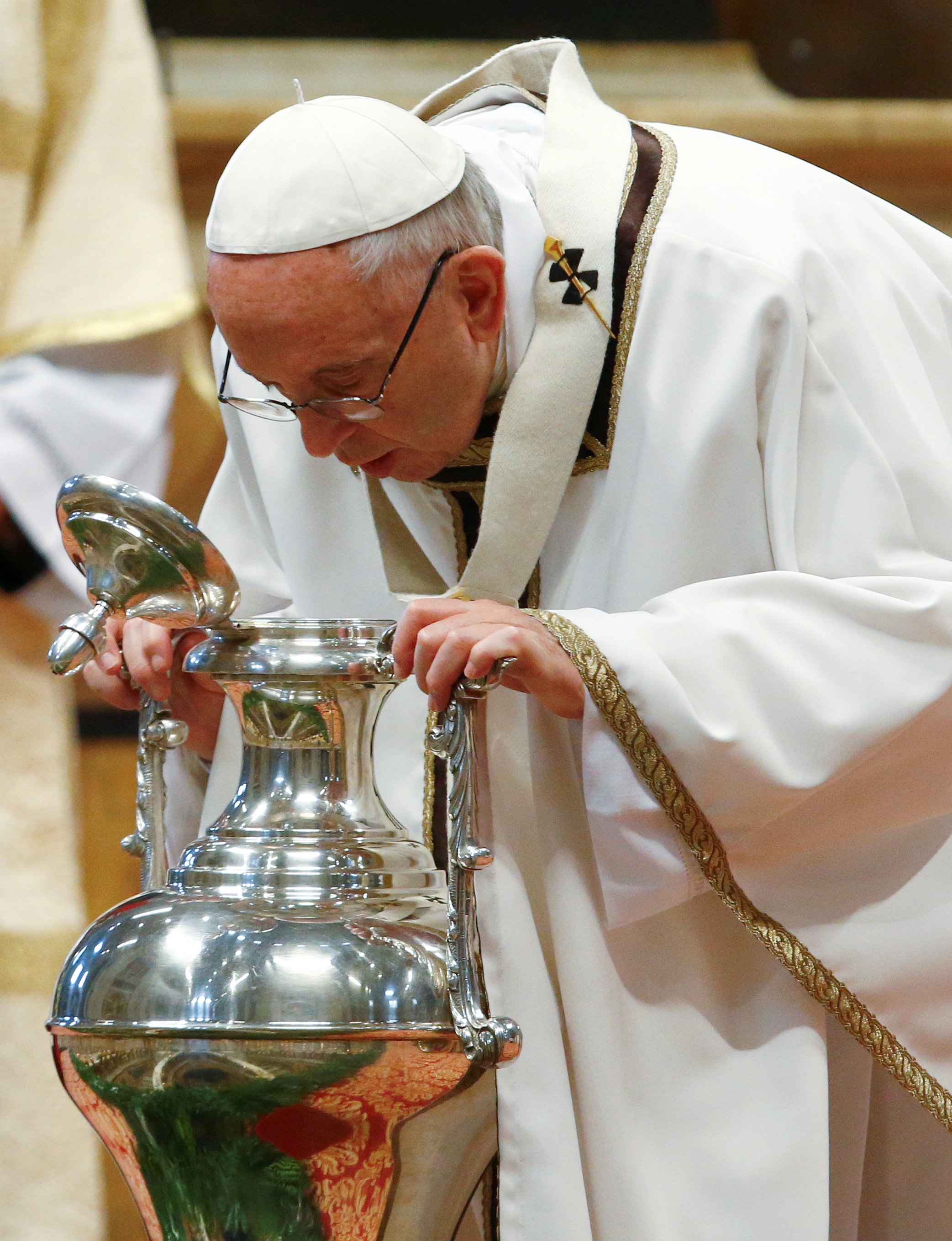 البابا فرانسيس ينظر إلى زيت الميرون
