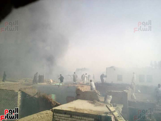  الأهالى يحاولون السيطرة على الحرائق بمدينة إسنا