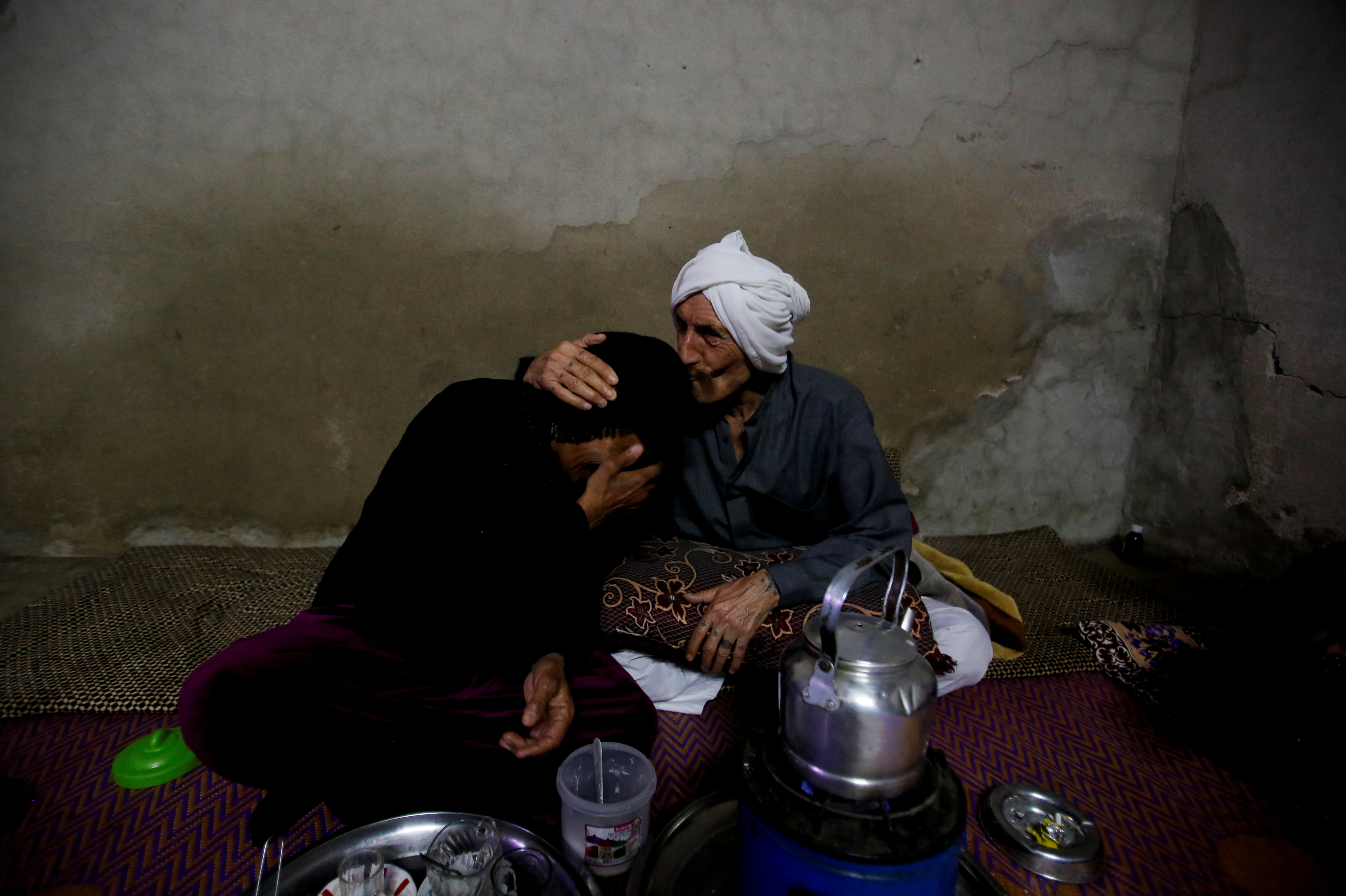 أحد المواطنين فى الموصل يقبل رأس زوجته
