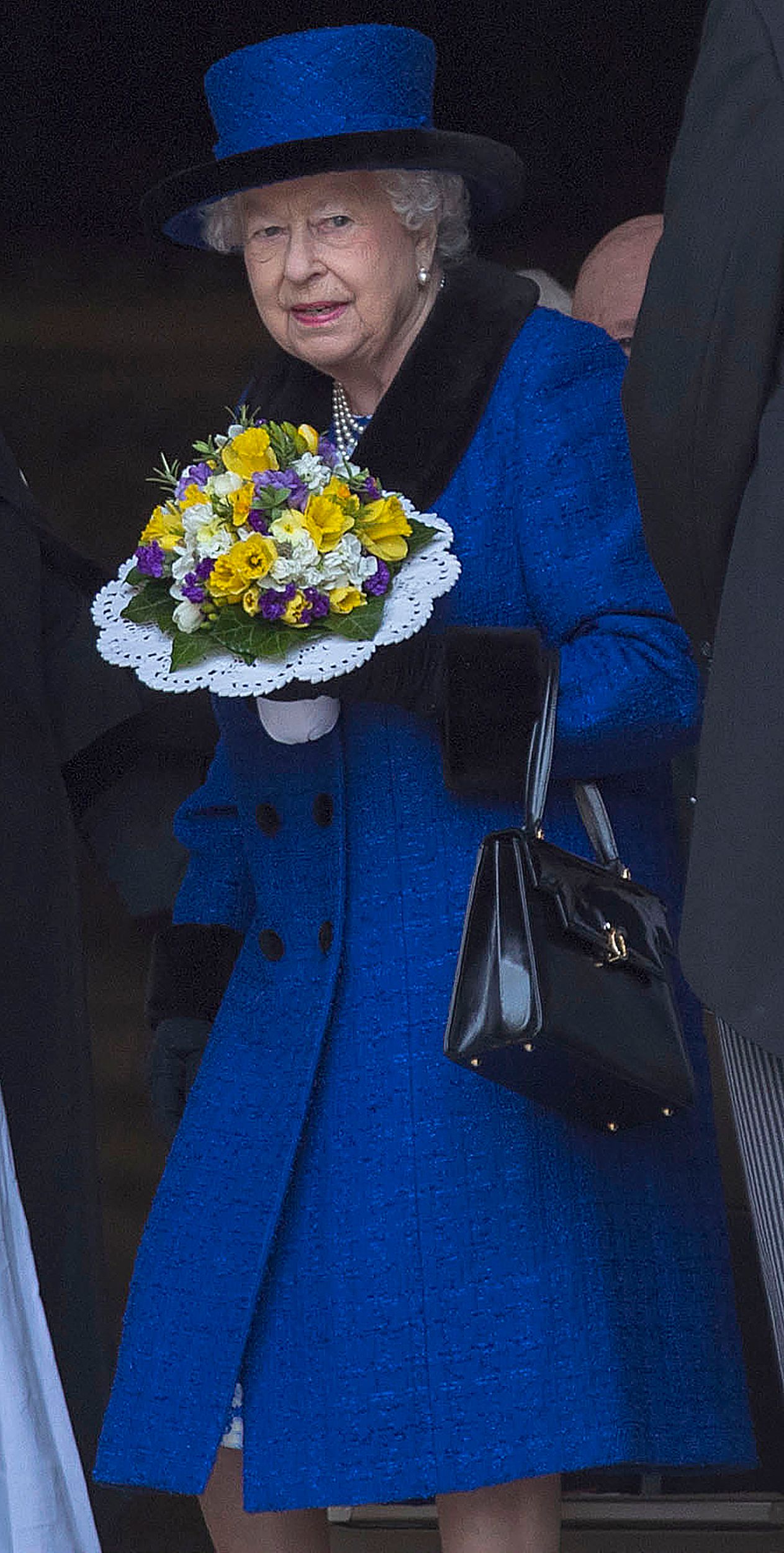 الملكة اليزابيث تحمل الورد فى كنيسة سانت جورج