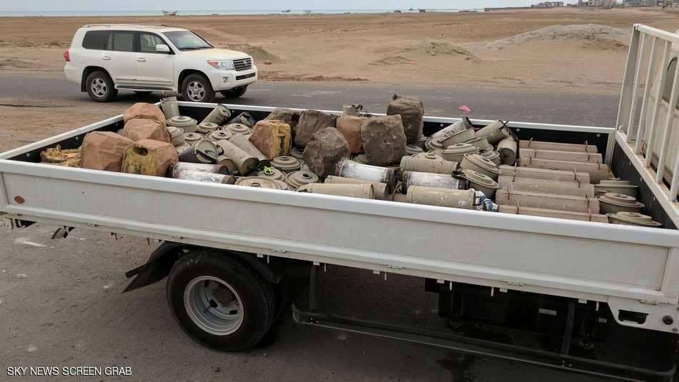سيارة تنقل قنابل صخرية فى اليمن