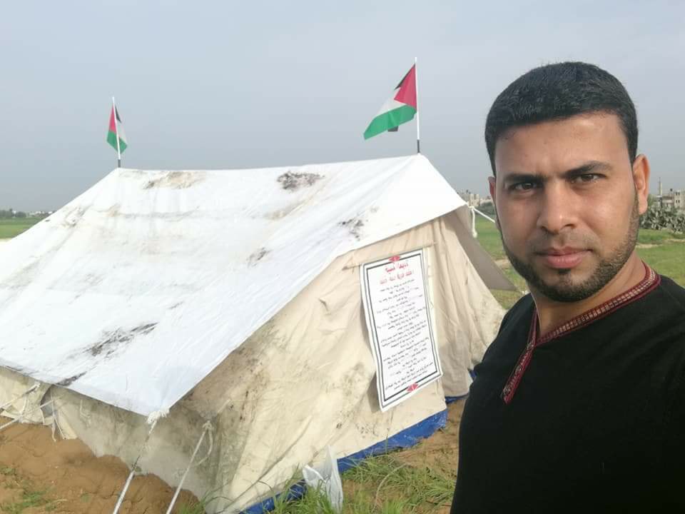 أول خيمة اعتصام دشنها منذ أشهر الصحفى مثنى النجار