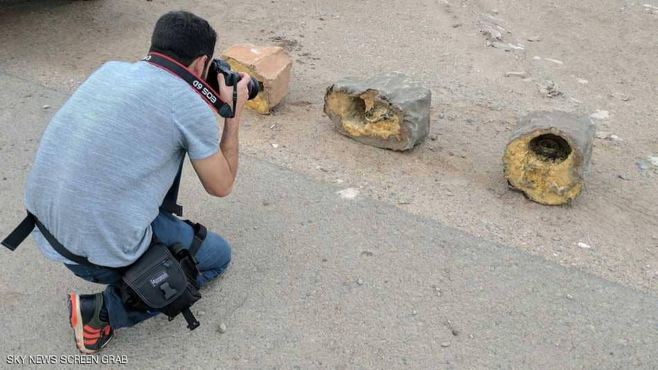 مصور يلتقط صور لقنابل صخرية فى اليمن