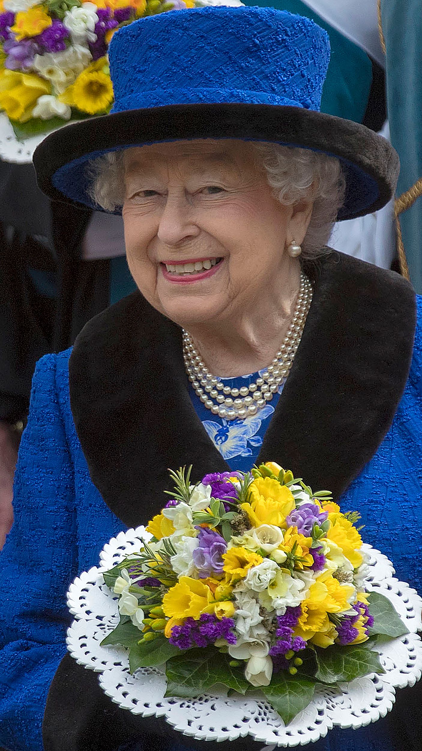 الملكة إليزابيث تحمل بوكية ورد