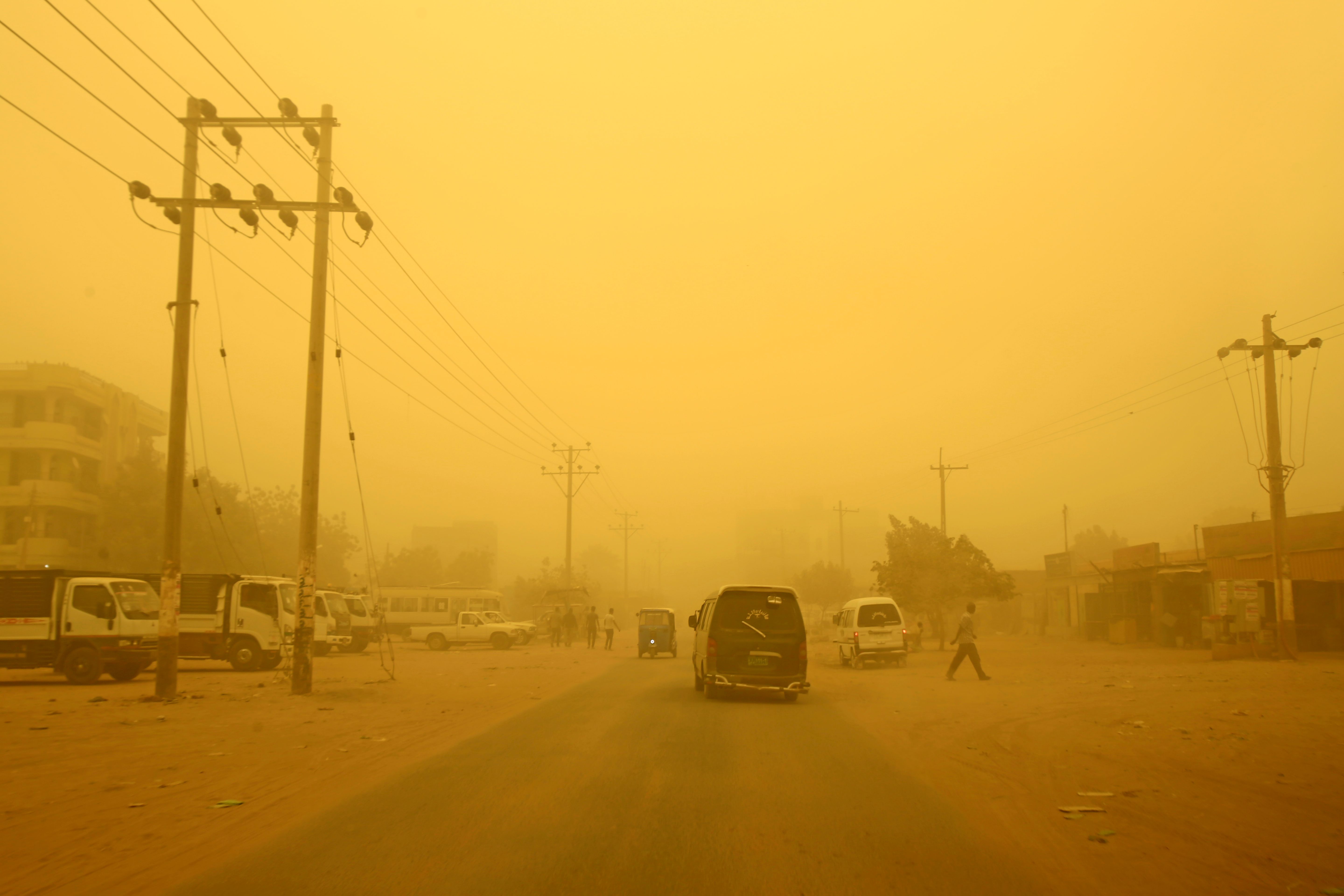 العاصفة الترابية تحجب الرؤية فى السودان