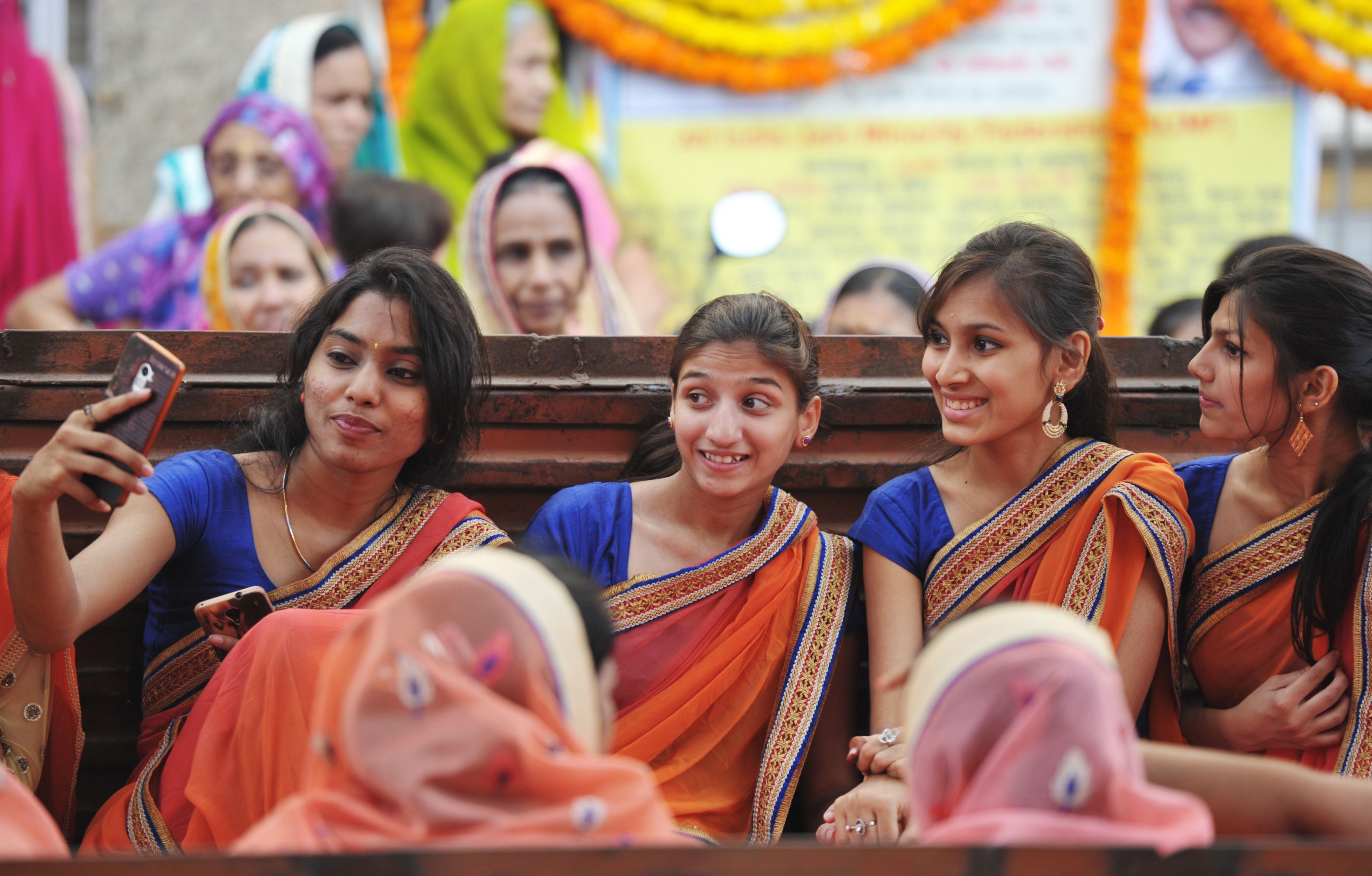 فتيات يلتقطن سيلفى خلال احتفال دينى فى الهند