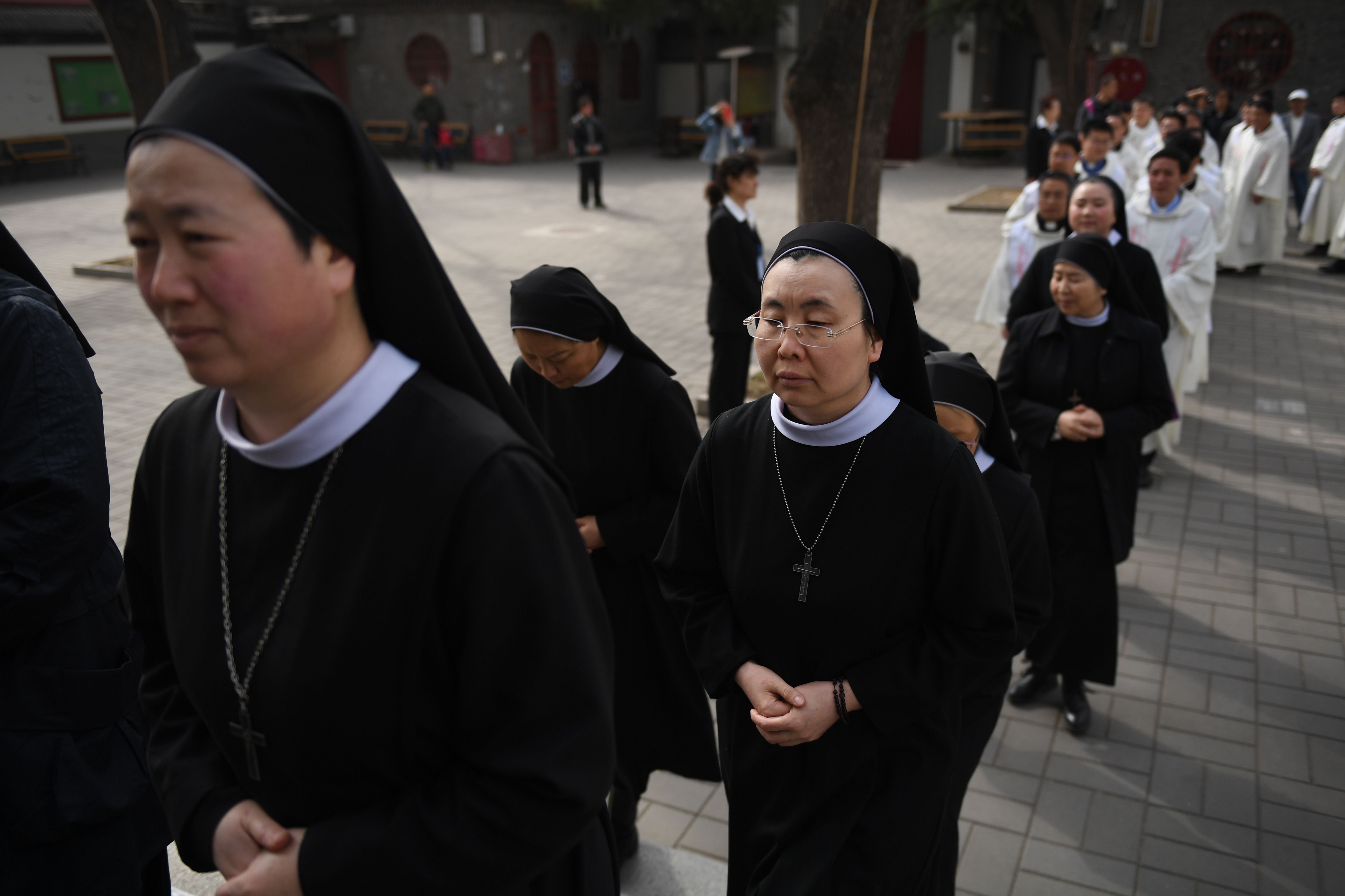 وصول الراهبات الكاثوليك للمشاركة في القداس ببكين
