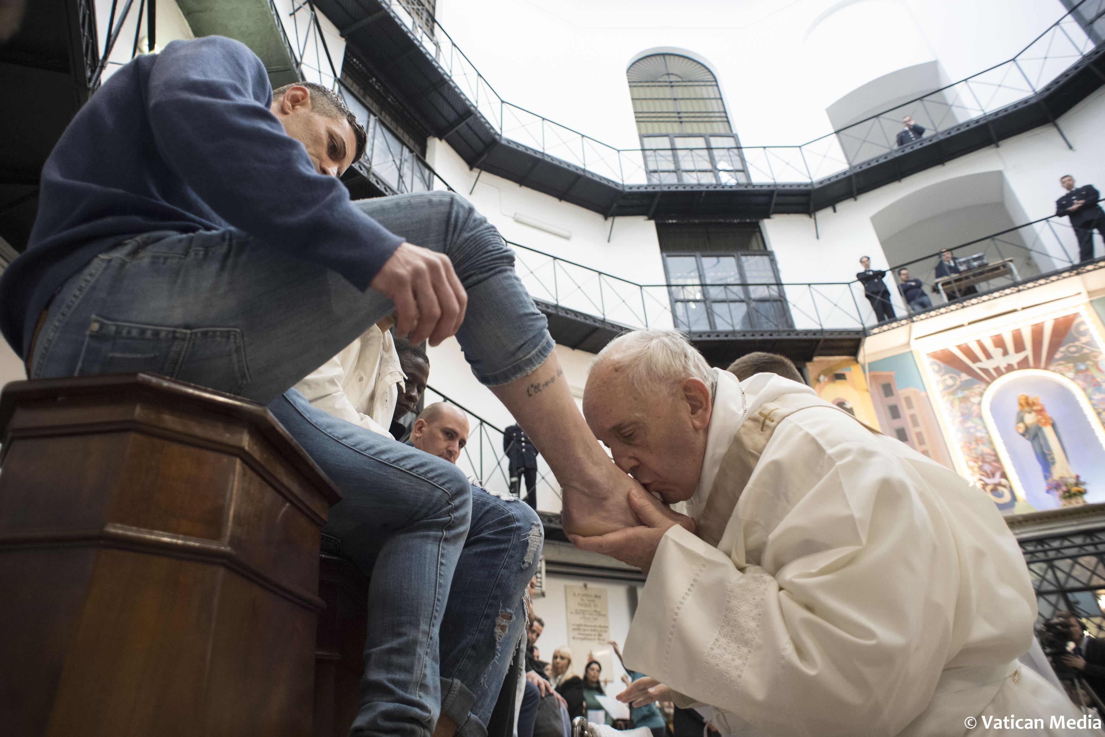 البابا فرانسيس يقبل أرجل مساجين