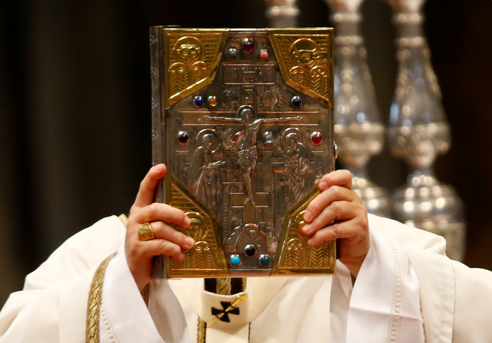 البابا فرانسيس فى يده الكتاب المقدس