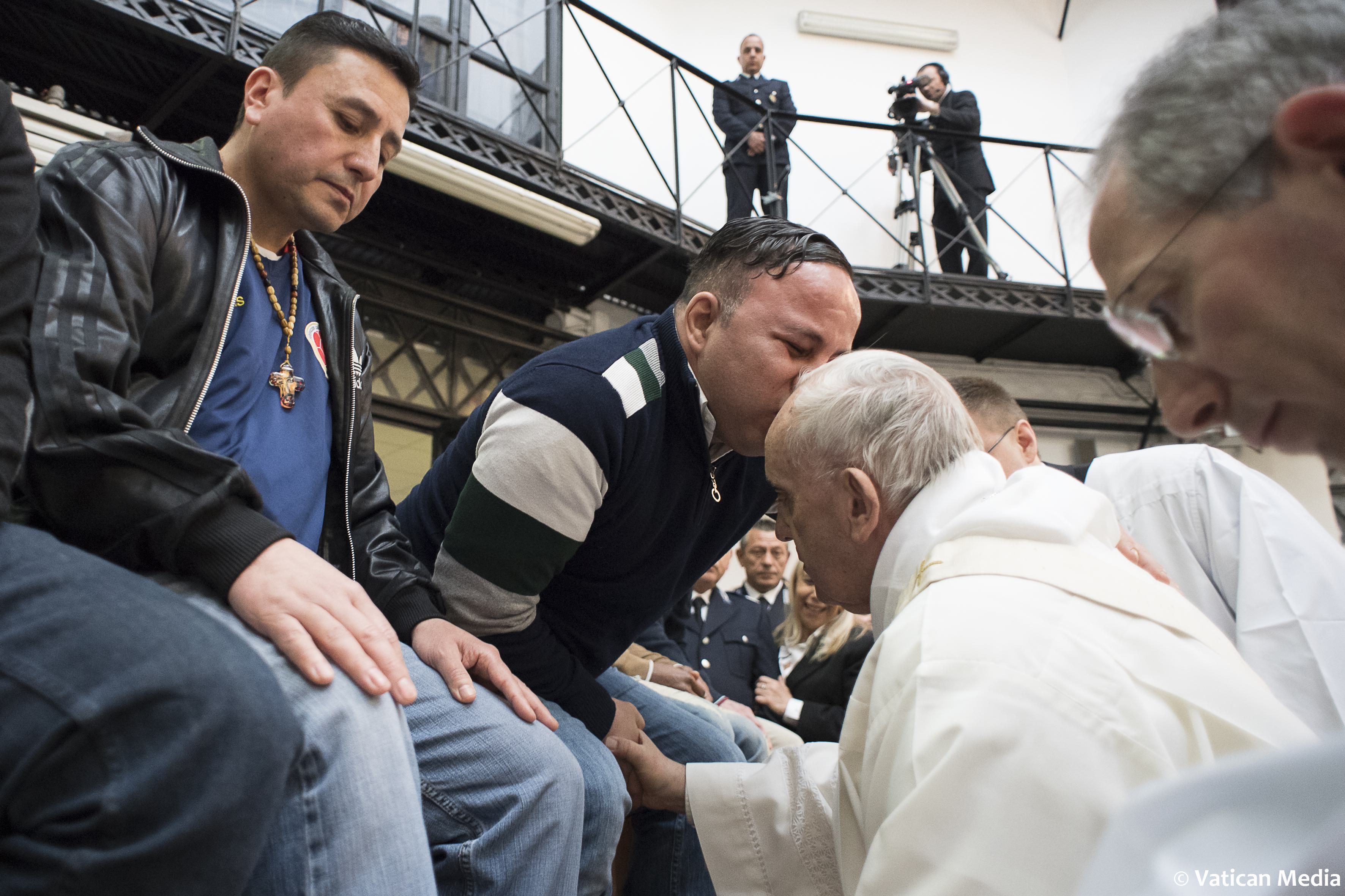 أحد المعتقلين يقبل رأس البابا