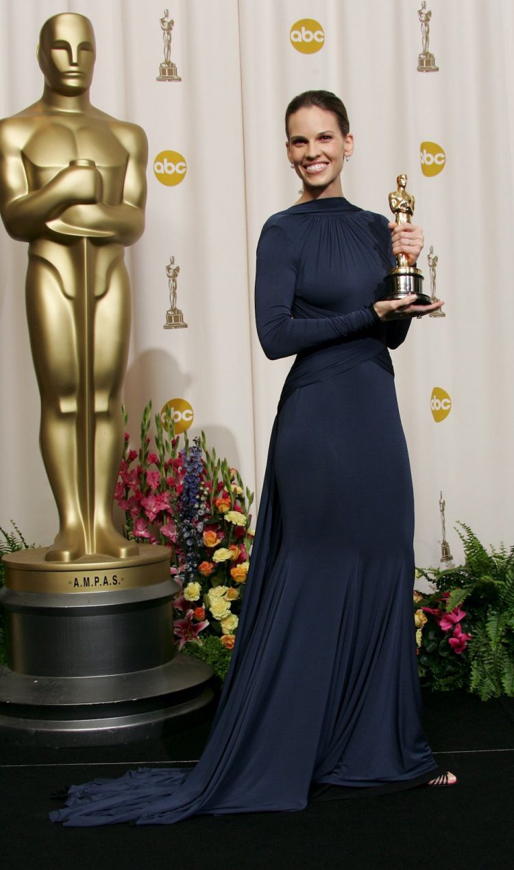 هيلاري سوانكيرتدي غاي لاروش لجوائز الأكاديمية السنوية ال 77 في لوس أنجلوس، كاليفورنيا في عام 2005.