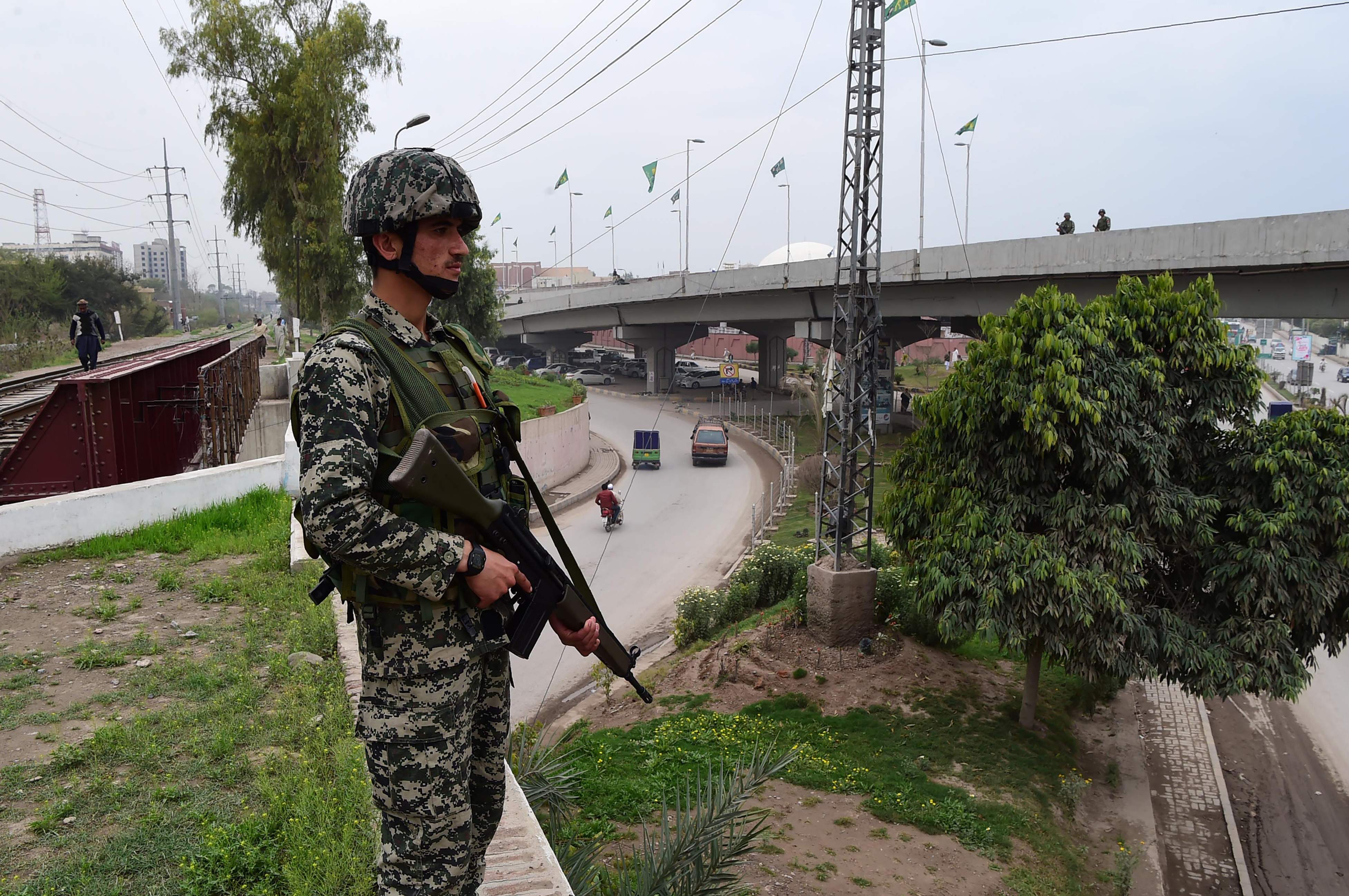 جندى باكستانى على حدود المدينة 