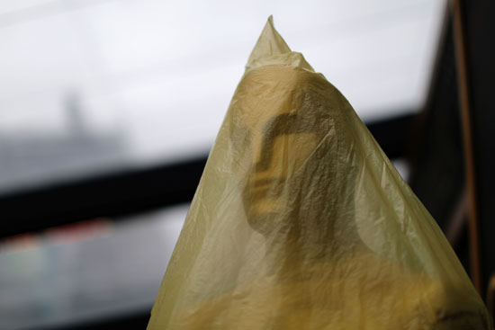 تمثال الأوسكار مغطى بالبلاستيك خارج مسرح دولبي