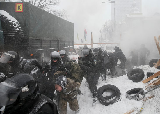 الشرطة الأوكرانية تلقى القبض على متظاهرين