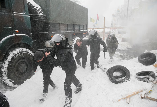 اقتياد المتظاهرين فى أوكرانيا وسط عاصفة ثلجية