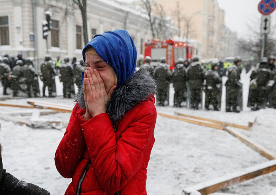 فتاة تبكى بعد فض اعتصام للمعارضة الأوكرانية