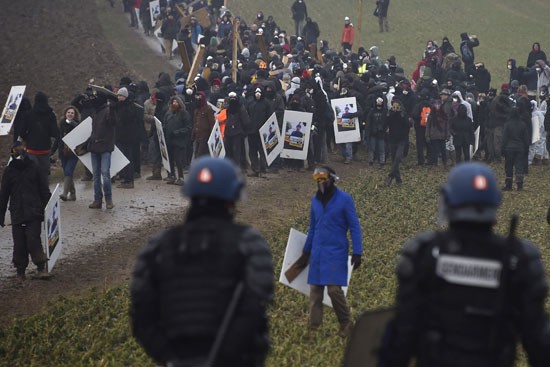اشتباكات بين الشرطة الفرنسية ومناهضى دفن النفايات النووية شرق البلاد