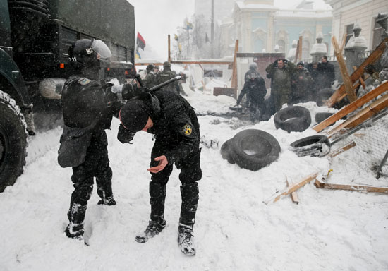 القبض على متظاهر فى أوكرانيا