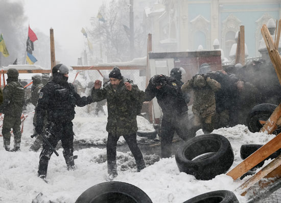 استسلام المعتصمين فى أوكرانيا للشرطة