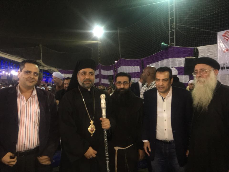 النائب أحمد إدريس مع رجال الدين المسيحى بالمؤتمر