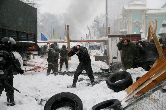 استسلام المعتصمين فى أوكرانيا للحرس الوطنى