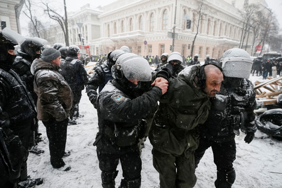 الشرطة الأوكرانية تحيط بالمتظاهرين المقبوض عليهم