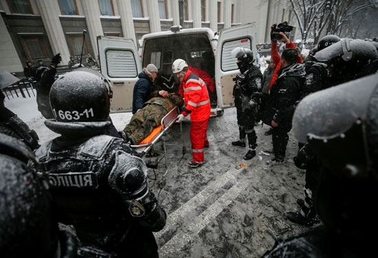 الإسعاف تنقل مصابين خلال فض الاعتصام فى أوكرانيا
