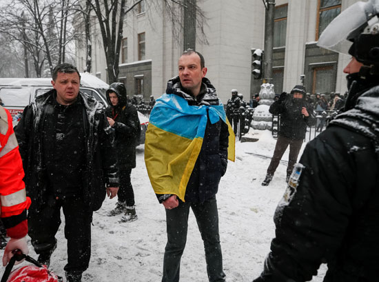 أفراد الحرس الوطنى الأوكرانى ينتشرون فى محيط البرلمان
