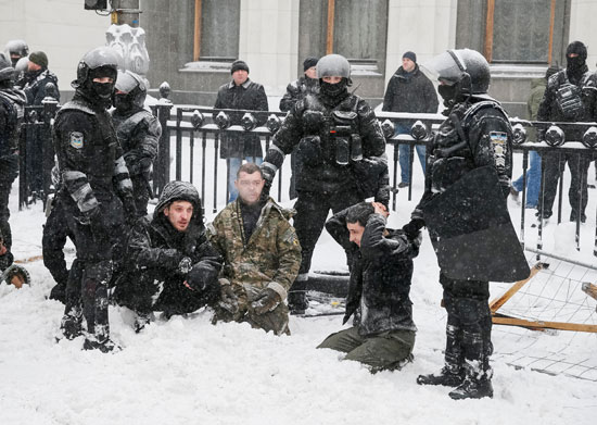 الشرطة الأوكرانية تضبط معتصمين أمام البرلمان