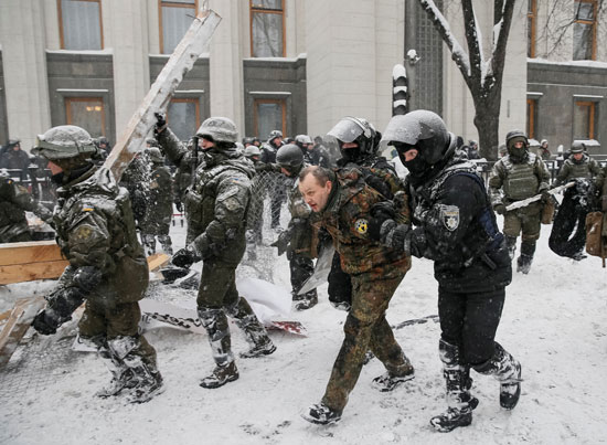 اقتياد متظاهر أوكرانى لترحيله إلى مكان الاحتجاز