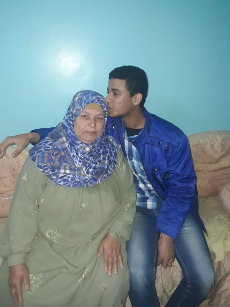 رقم 3 صورة عبد الأعلي مع خالته التي يعتبرها أمه الثانية رقم 3 صورة عبد الأعلي مع خالته التي يعتبرها أمه الثانية