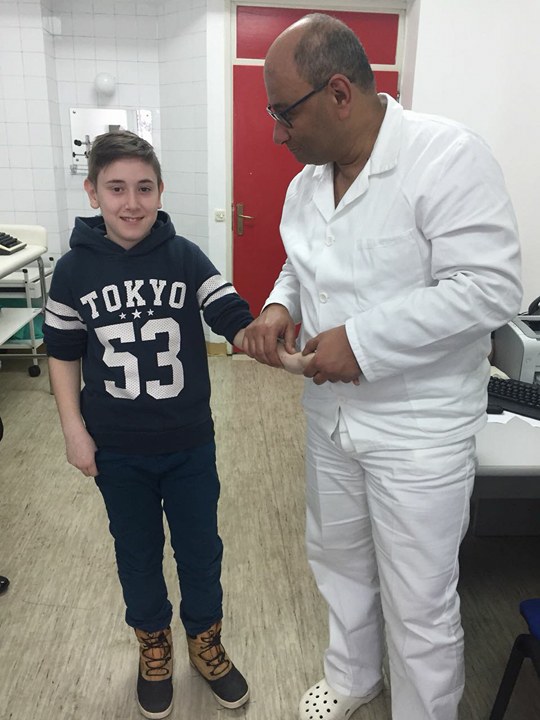 مع أحد الاطفال مع أحد الاطفال