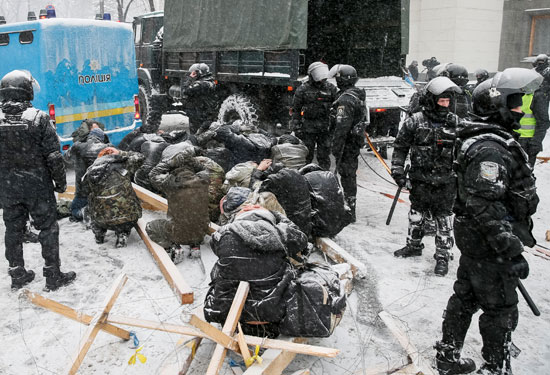 احتجاز عشرات المتظاهرين فى أوكرانيا