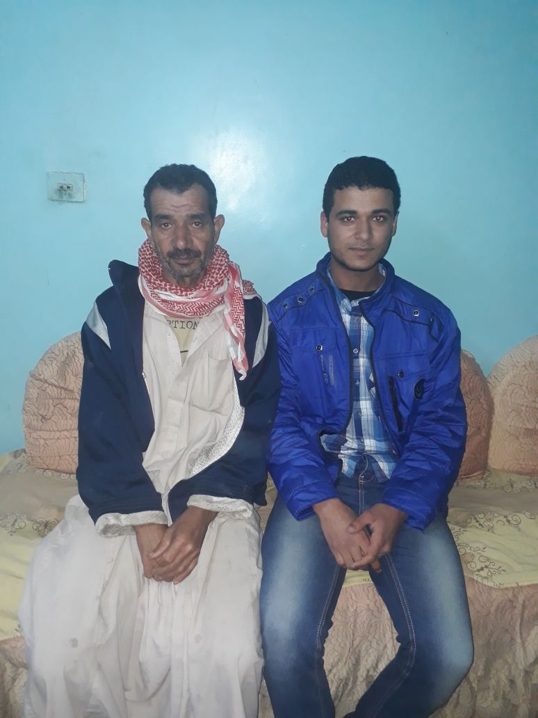 رقم 4 صورة للطالب مع زوج خالته الذي يعتبره بمثابة الأب رقم 4 صورة للطالب مع زوج خالته الذي يعتبره بمثابة الأب