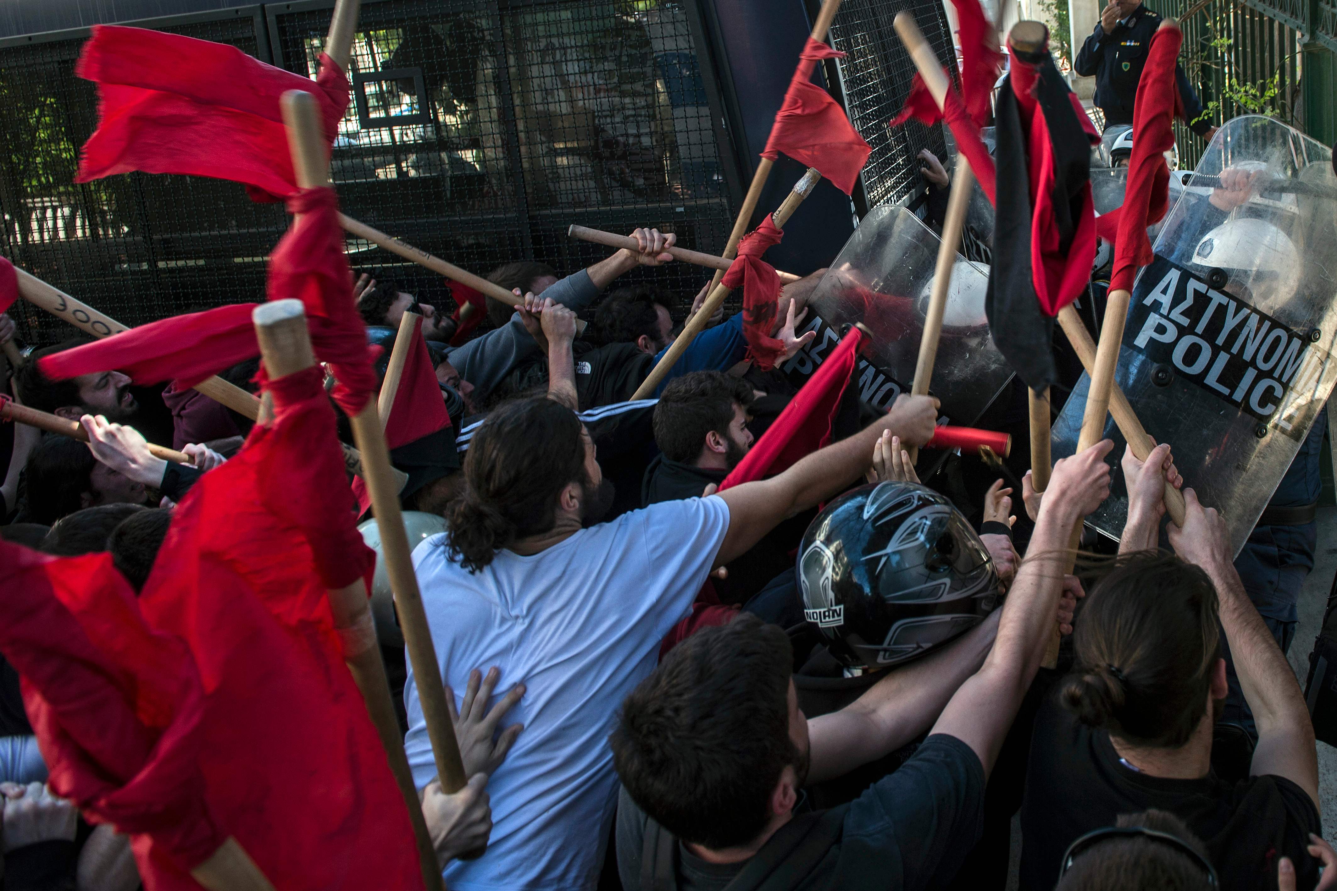 اشتباكات عنيفة بين متظاهرين والشرطة اليونانية فى أثينا