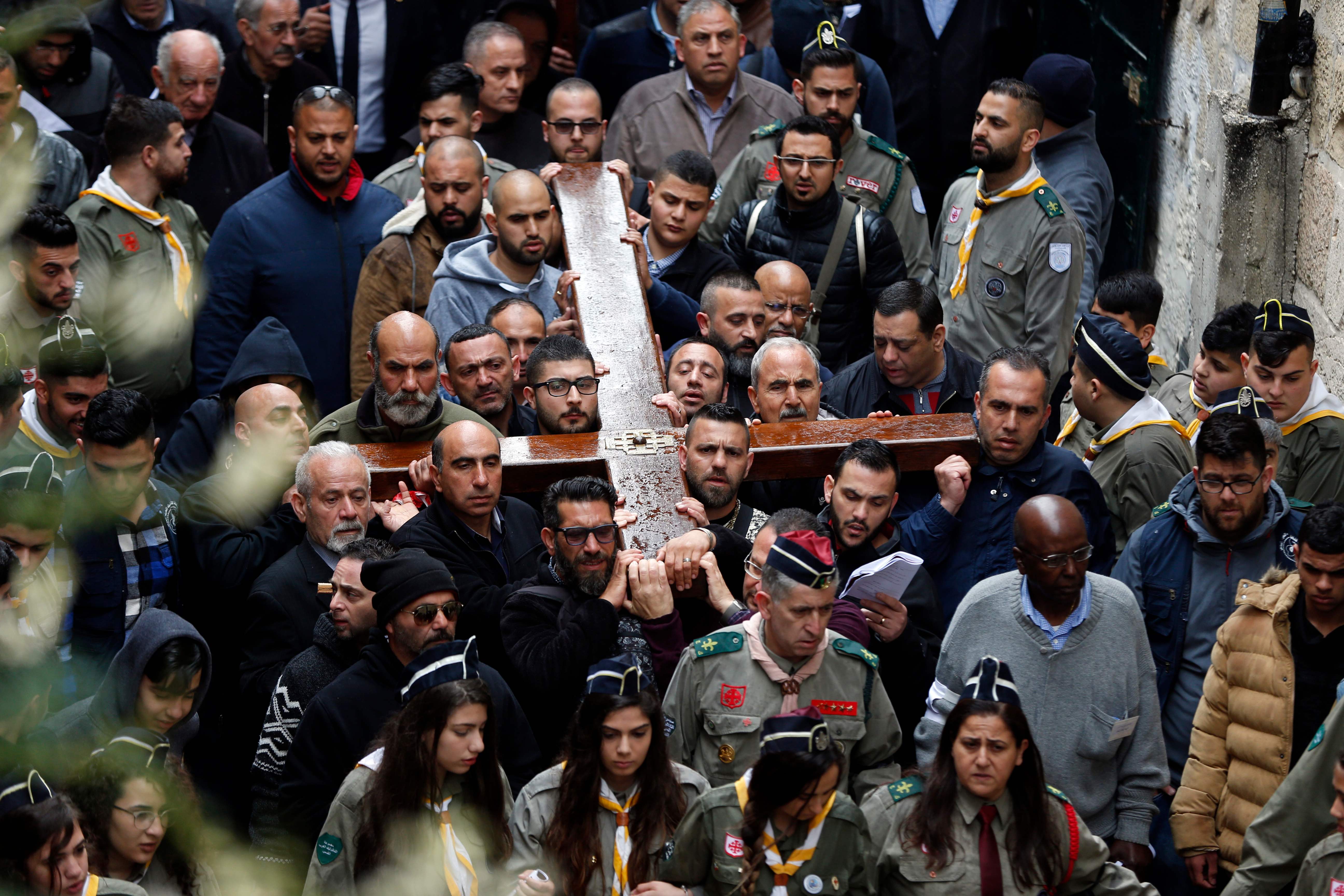 مسيحيو فلسطين يحملون الصليب