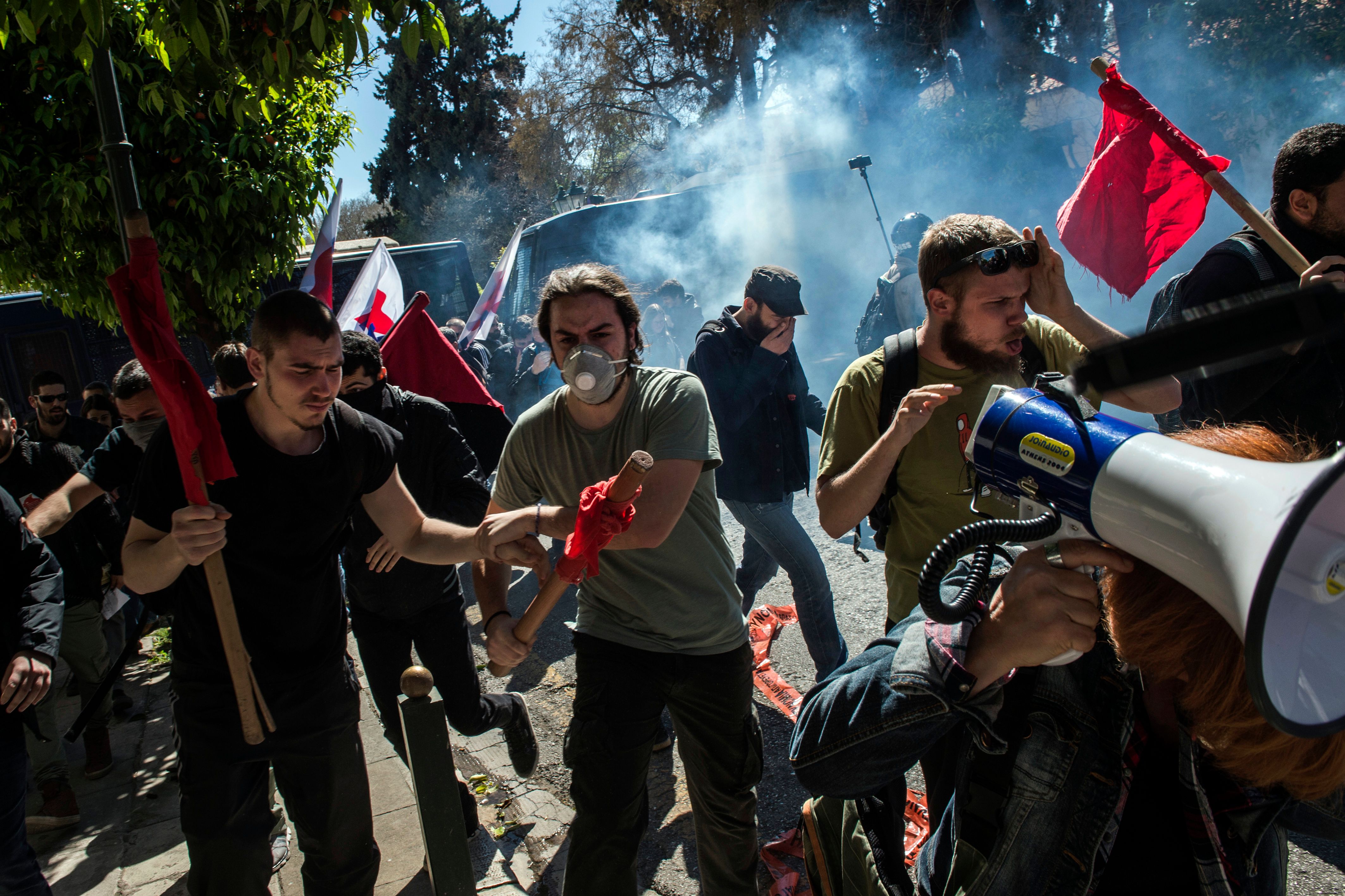 جانب من اشتباكات عنيفة بين متظاهرين والشرطة اليونانية فى أثينا