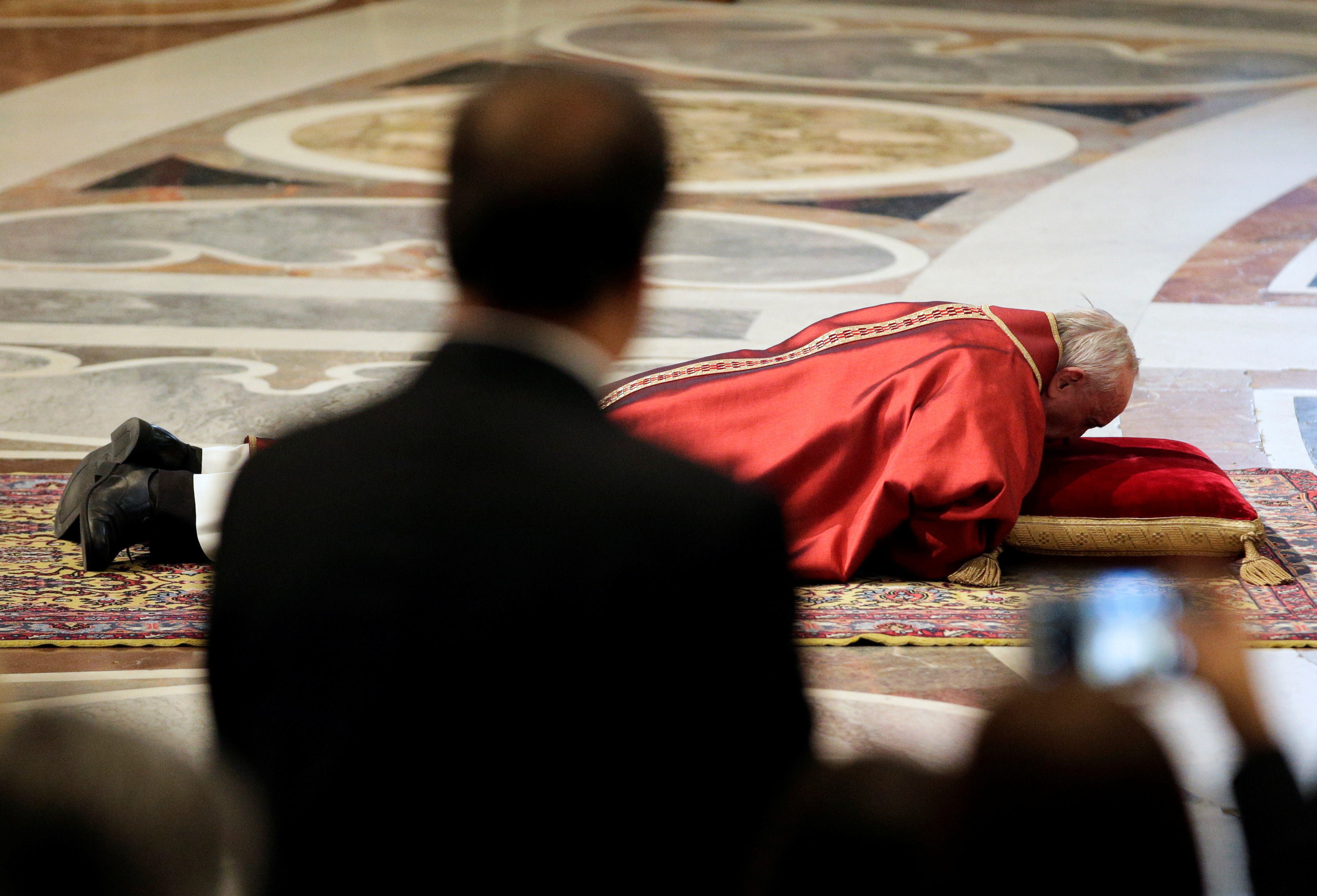 جلوس البابا فرانسيس خلال أسبوع الآلا