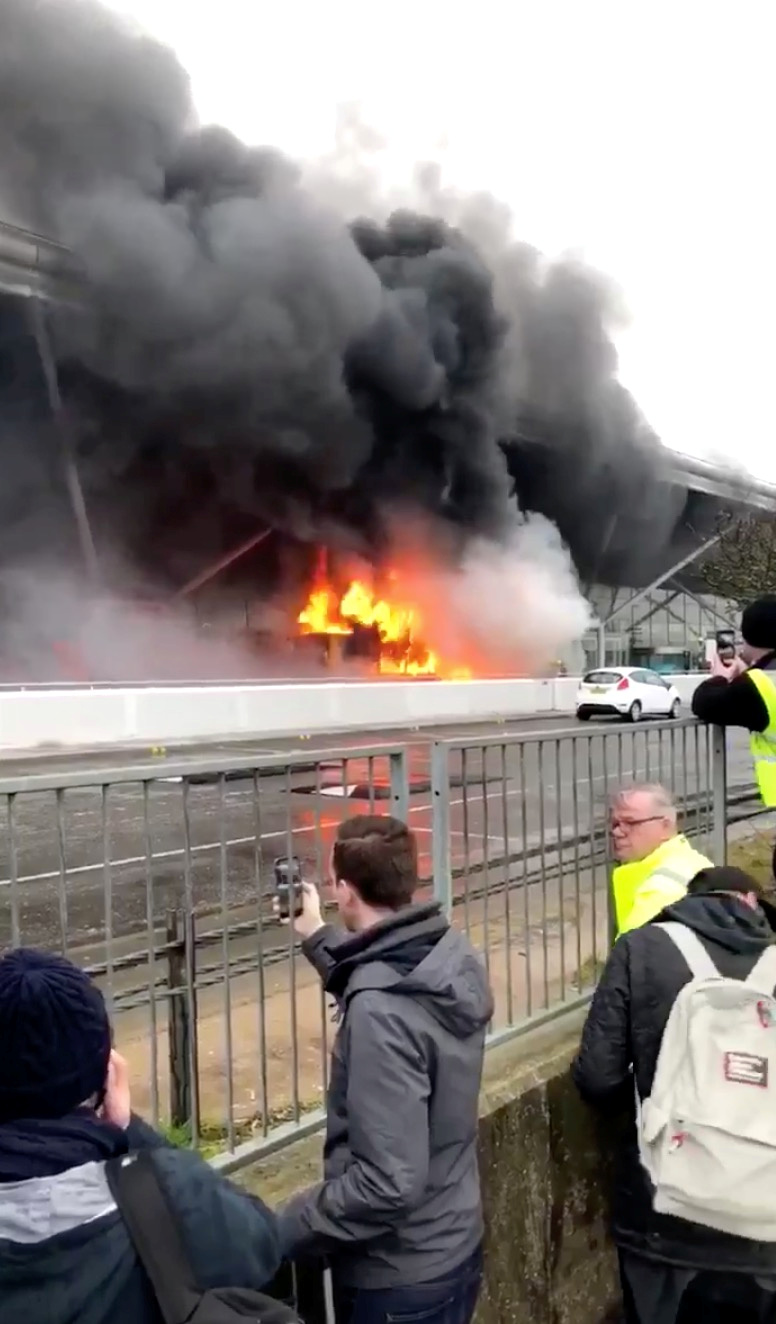 إخلاء جزئى لمطار ستانستد ببريطانيا بعد اندلاق حريق بحافلة