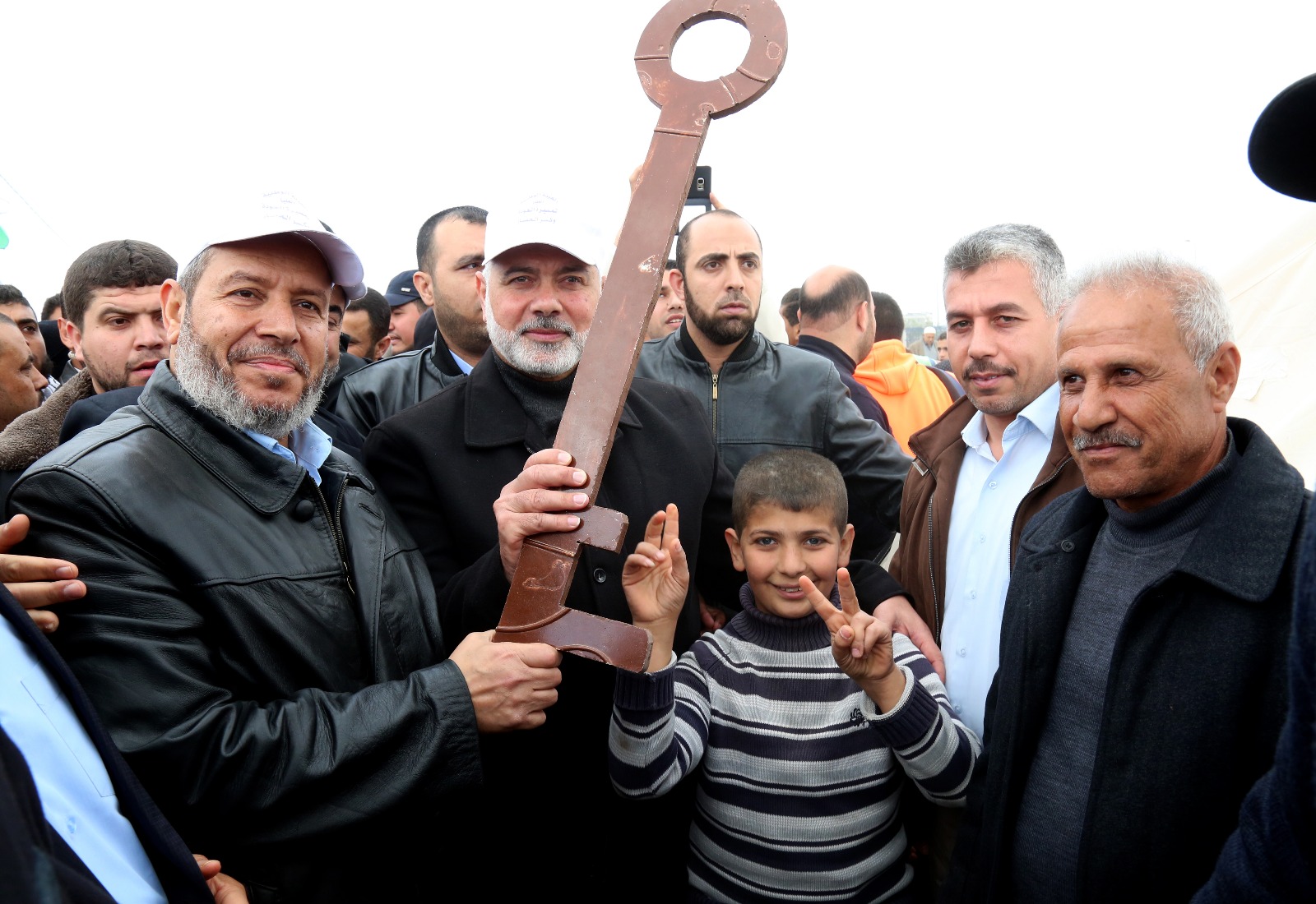 هنية يحمل مفتاح منزل فلسطينى فى مسيرة العودة الكبرى