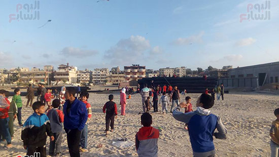 صور طائرات ورقية على شاطئ العريش تحمل أسماء شهداء الجيش والشرطة (3)