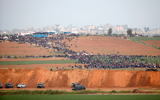 آلاف الفلسطينييون