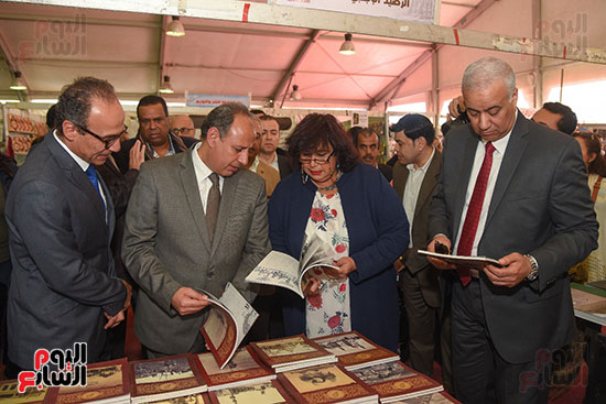صور وزيرة الثقافة تطلب من محافظ الإسكندرية إصدار كتاب يحكى تاريخ الإسكندرية (1)