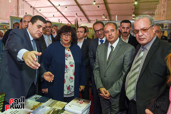 صور وزيرة الثقافة تطلب من محافظ الإسكندرية إصدار كتاب يحكى تاريخ الإسكندرية (2)