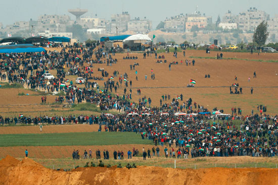 حشود هائلة من الفلسطينيين