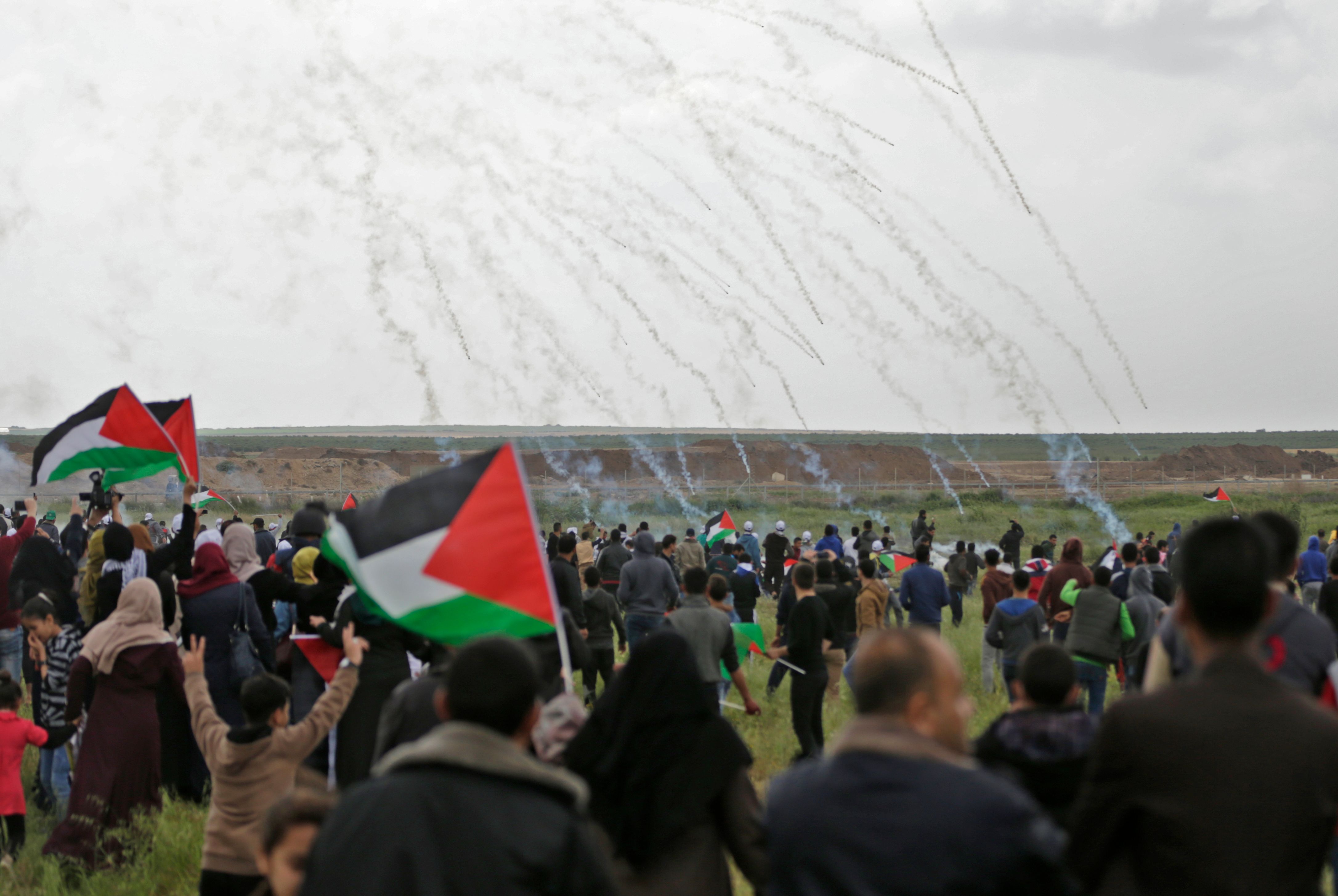 الاحتلال يضرب الفلسطينيين الاحتلال يضرب الفلسطينيين