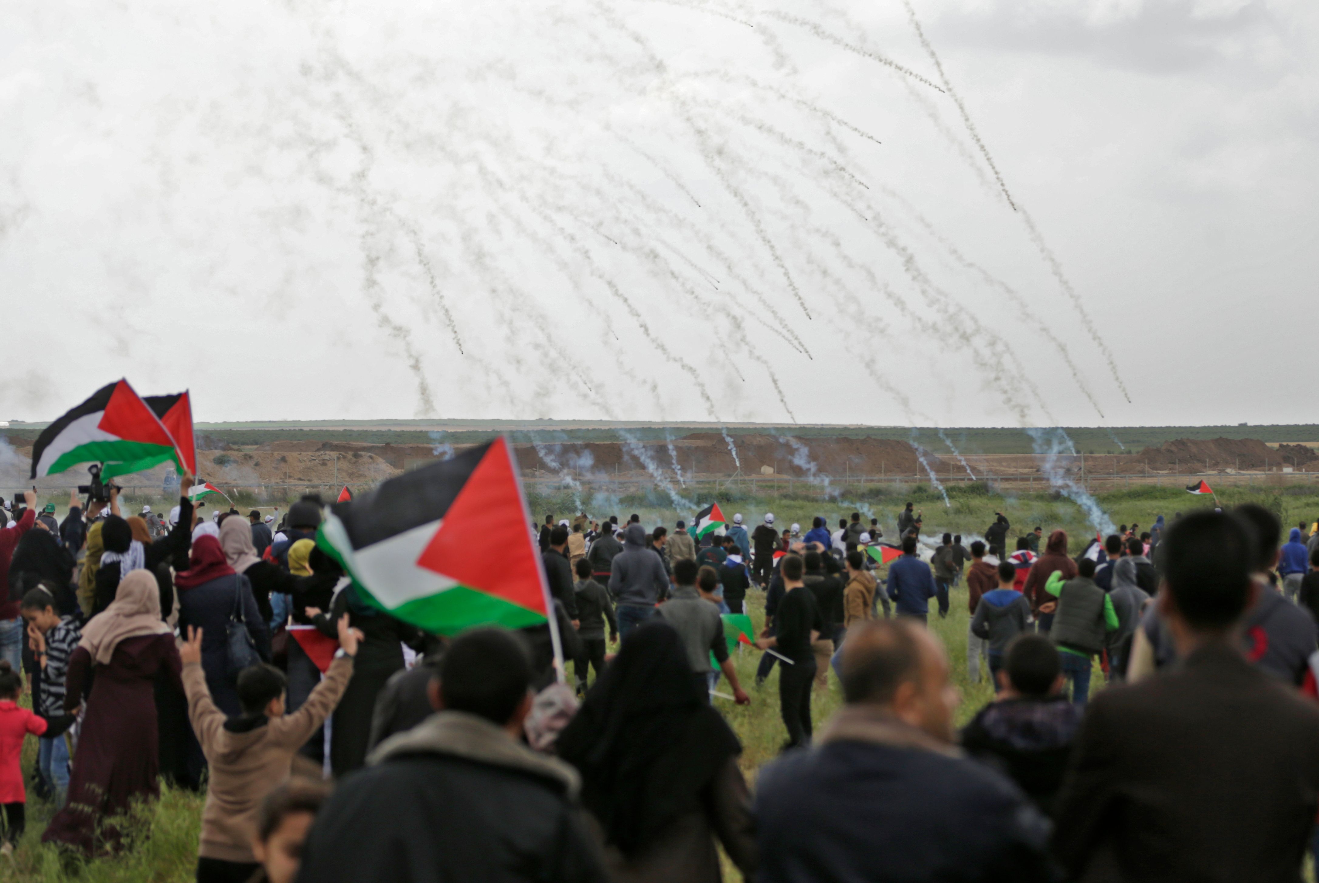 الاحتلال يضرب الفلسطينيين